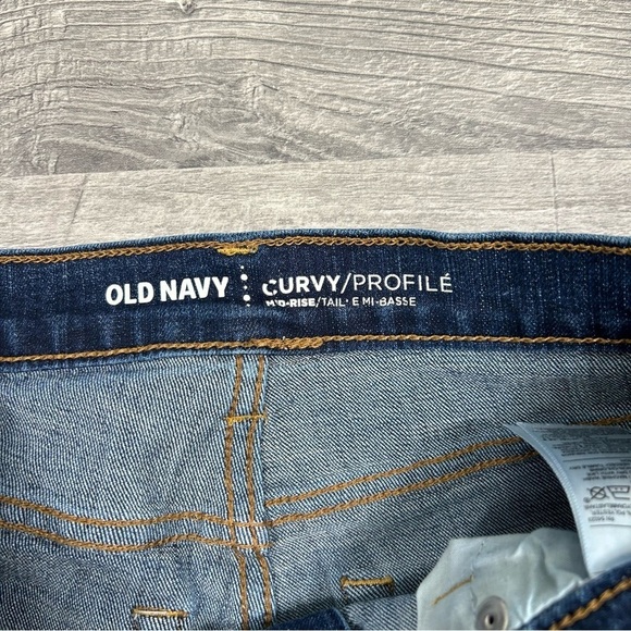 Old Navy Curvy Profile Mid-Rise Denim Jeans - Picture 4 of 7